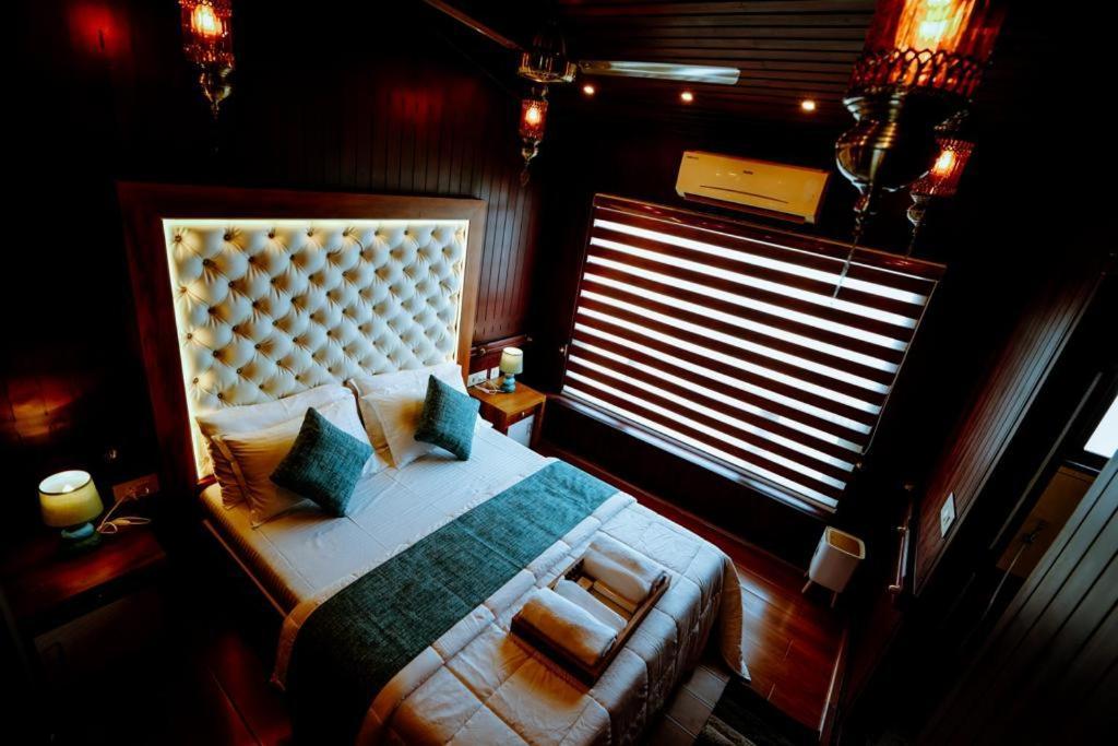 Why Not Houseboat Hotel Alappuzha Eksteriør billede